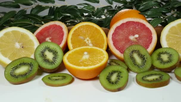桌上摆着色彩艳丽 多汁的柑橘类水果 — 图库视频影像