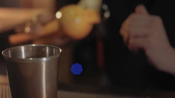 Μπάρμαν Δείχνει Την Τέχνη Του Mixind Ποτά — Αρχείο Βίντεο