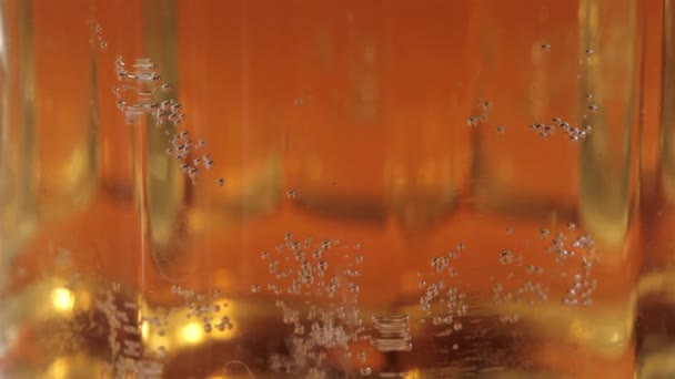 黑杯子里的啤酒 — 图库视频影像