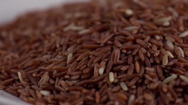 Beyaz Tabakta Kahverengi Pirinç