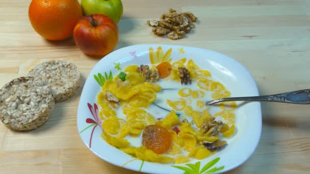 Kahvaltı Erkek Kupa Koyuyor Kaşık Kazanıyor Flakes — Stok video