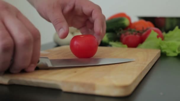 Chef Hand Mes Snijden Tomaat — Stockvideo