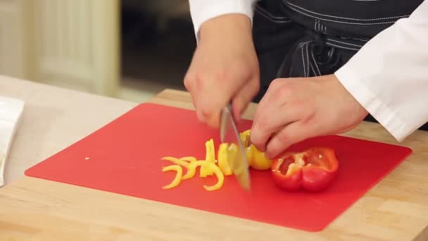 Chef Hakt Rood Geel Paprika — Stockvideo