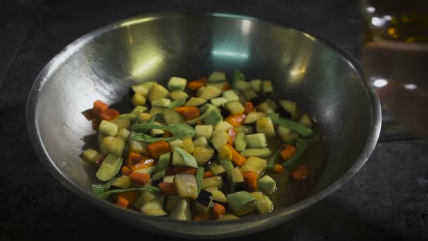Video Chef Frying Vegetables — Stock Video