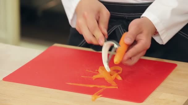 厨师是剥皮和切胡萝卜 — 图库视频影像