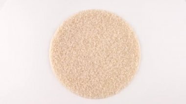  Dönen Çember şekilli Çiğ Beyaz Pirinç Yığını. Beyazda İzole Edilmiş