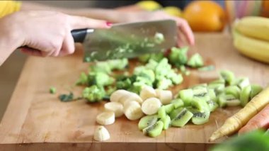  Brokoliyi Bıçakla Kesmenin Yakın Çekimi