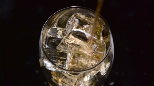 Cola Versata Bicchiere Con Cubetti Ghiaccio Sfondo Nero Vista Dall — Video Stock