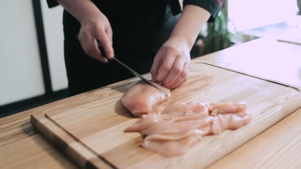Cucinare Mani Affettare Sottilmente Pollo — Video Stock