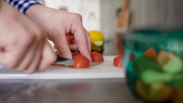 Crop Homem Irreconhecível Mesa Cozinha Cortando Tomate Tábua Corte — Vídeo de Stock