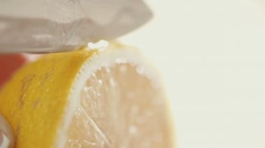 Taze Limon Parçalarına Kesiliyor