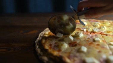  Pizzayı Parçalar halinde Kesmek