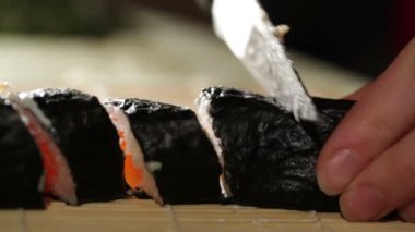 Sushi Yuvarlaklarını Kesme Videosu
