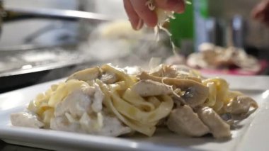 Makarna ve Et Dilimlerinden Lezzetli Tabak Peynir cipsi serpiştirilmiş