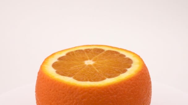 切碎的橙子在转盘上旋转 因白人背景而被隔离 — 图库视频影像