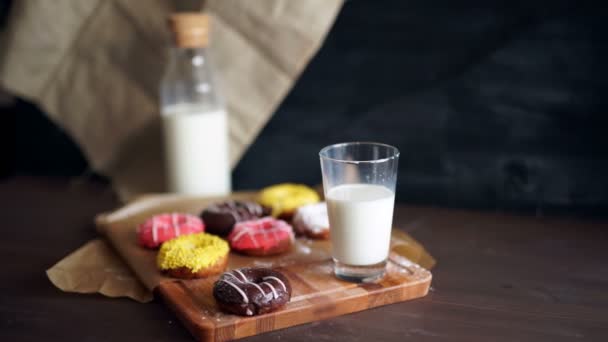 Doughnut Serverede Med Mini Flaske Mælk – Stock-video