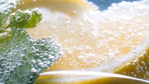 Filmato Bolle Aria Acqua Gassata Con Limone Menta — Video Stock