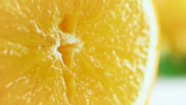 Záběry Šťávy Kapající Pomerančových Plátků Vymačkaných — Stock video