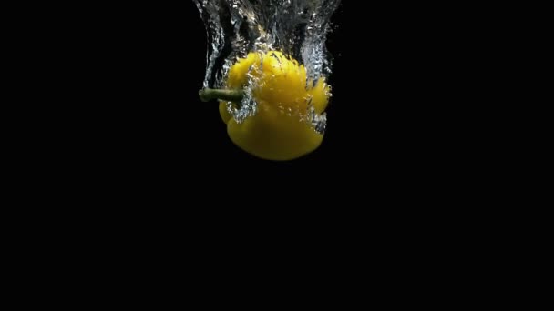 Świeże Warzywa Żółty Papryka Spadające Wody Dużą Ilością Pęcherzyków Powietrza — Wideo stockowe