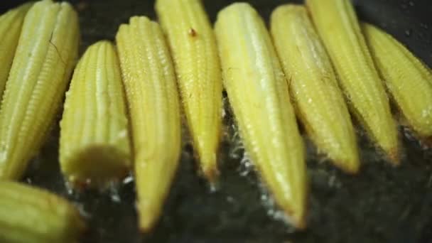 Video Frying Corn Cobs — Stock Video