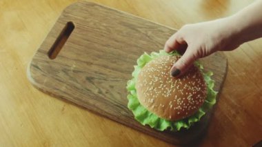 Hamburger sandviç ve tepside patates kızartması.