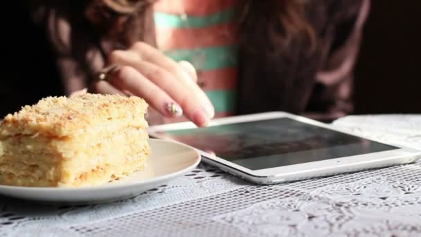 Ragazza Con Una Compressa Torta — Video Stock