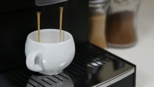 Hand Hebt Eine Weiße Porzellantasse Mit Heißem Kaffee Auf — Stockvideo