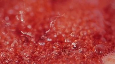  Ev yapımı kızılcık reçeli kaynıyor.