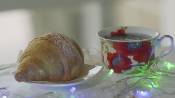 Chá Vapor Quente Com Croissant Decorado Com Blinking Garland Mesa — Vídeo de Stock