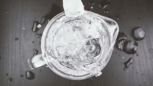 Cubos Gelo Caem Uma Garrafa Com Água — Vídeo de Stock