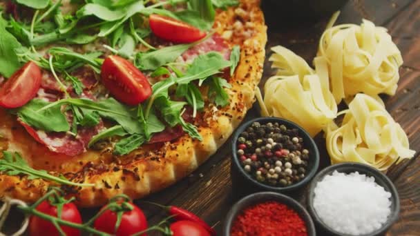 Italienischer Esshintergrund Mit Pizza Roher Pasta Und Gemüse Auf Holztisch — Stockvideo