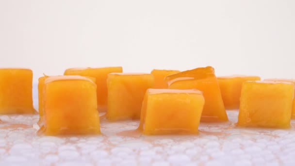 Meyveli Sulu Mango Dilimleri Döner Masada Beyaz Arkaplanda Zole Edilmiş — Stok video