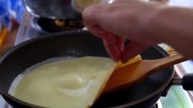 Krep, krep, tavada gözleme yapmak.