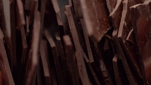 大量的巧克力薄片破碎及移动 — 图库视频影像
