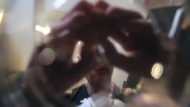 L'homme écrase un œuf dans un bol en verre 