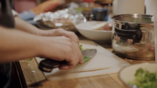 Homem Cozinha Prepara Receita Casa Cozinha — Vídeo de Stock