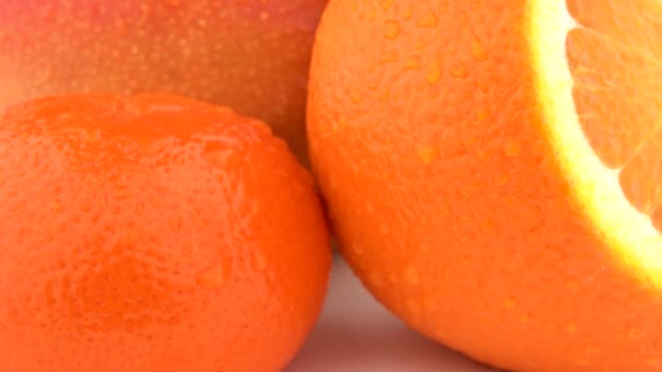 Mango Orangen Und Mandarinenfrüchte Mit Tropfen Auf Der Haut Drehen — Stockvideo