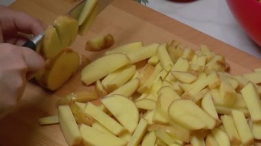 Soyulmuş Patatesler Pişirmek için Dilimlere Kesildi