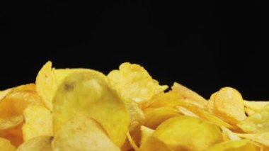Patates cipsi Siyah Arkaplanda Dönüyor