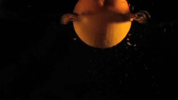 Orange Tombant Dans Eau Mouvement Lent — Video