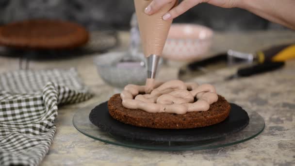 Banketbakker Bakt Een Taart Keuken Vrouwelijke Hand Knijpt Chocolade Crème — Stockvideo