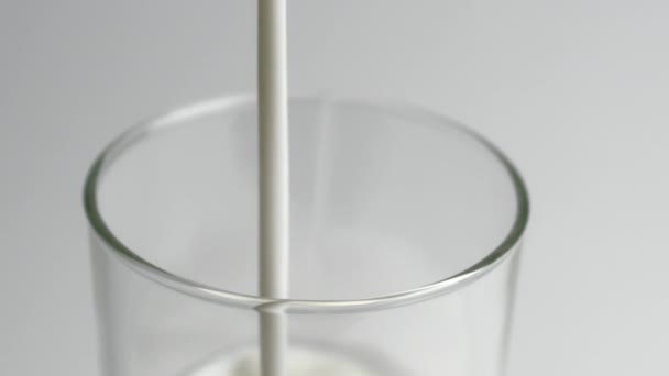 Наливаємо Свіже Молоко Склянку — стокове відео