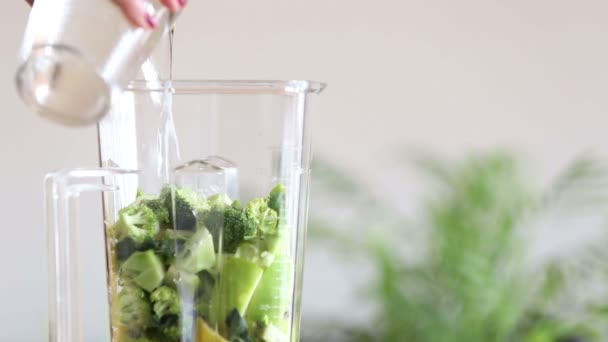 Water Blender Gieten Met Fruit Groenten — Stockvideo