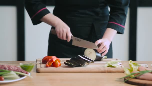 Professionele Chef Snijaubergine — Stockvideo
