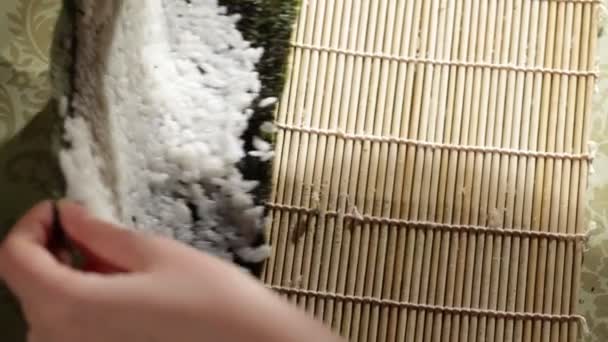 Poner Arroz Nori Hacer Rollos Sushi — Vídeo de stock