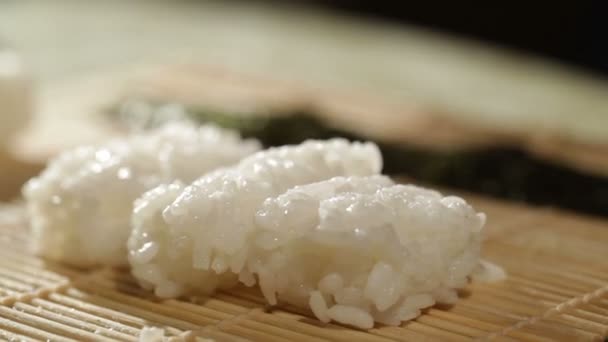 Βάζοντας Wasabi Στο Nori Sushi — Αρχείο Βίντεο