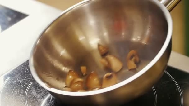 Faire rôtir les champignons dans une poêle
