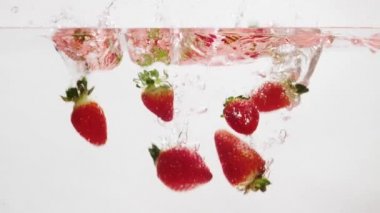 Çilekler suya düşüyor.