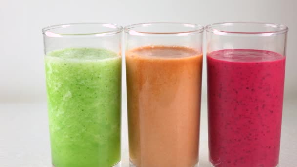 Tre Bicchieri Frullati Vegetali Multicolori — Video Stock