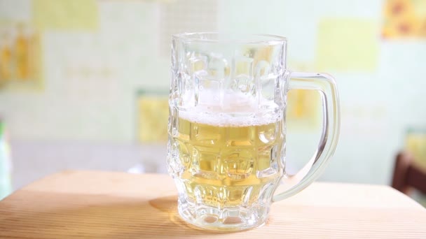 La bière est versée dans une bouteille en verre